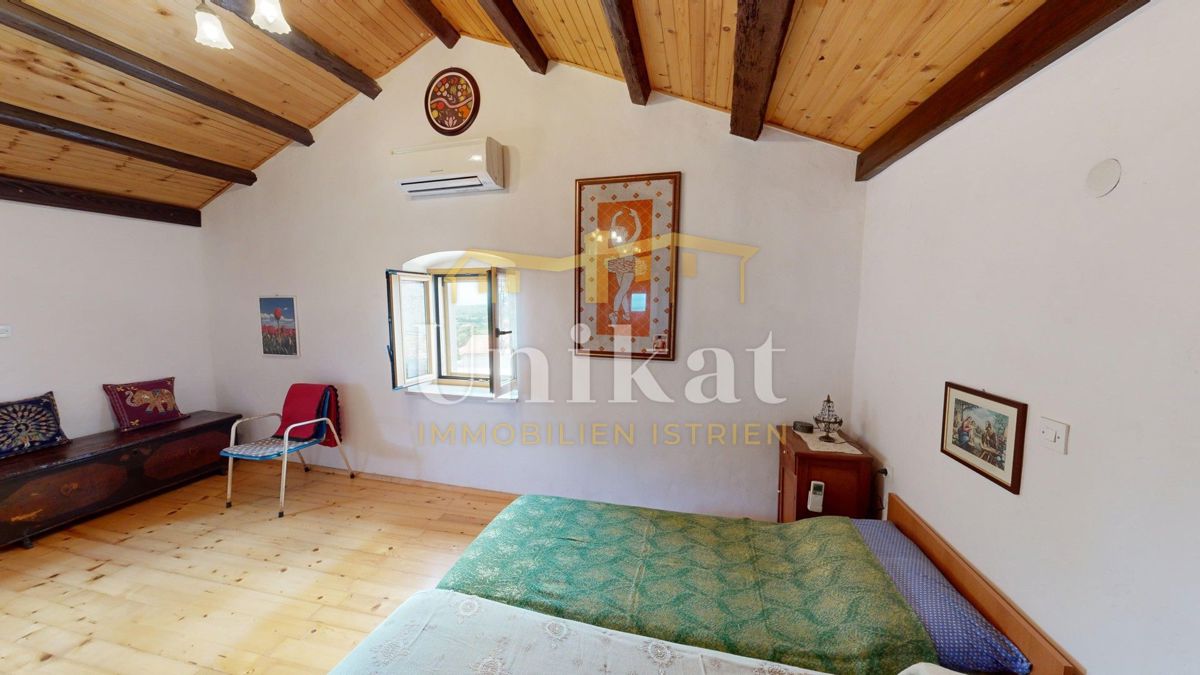 Proprietà con due case in pietra - piscina e ampio giardino